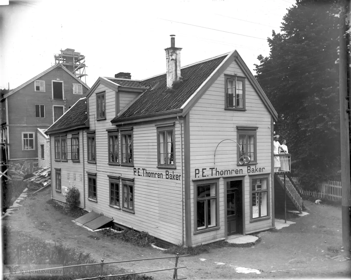 Baker P.E Thomren (Peder Tomren f.31.03.1874) tidligere Peder Knudsen Gjermundnæs f.1844 sitt hus like øst for elva..Sorenskriver Roll sin hage til høyre og Moldegård sin guanomølle til venstre i det den ble ombygd til centralmeieri. .Peder Tronstad f.10.04.1889 var baker hos Tomren i 1909 og 1910.