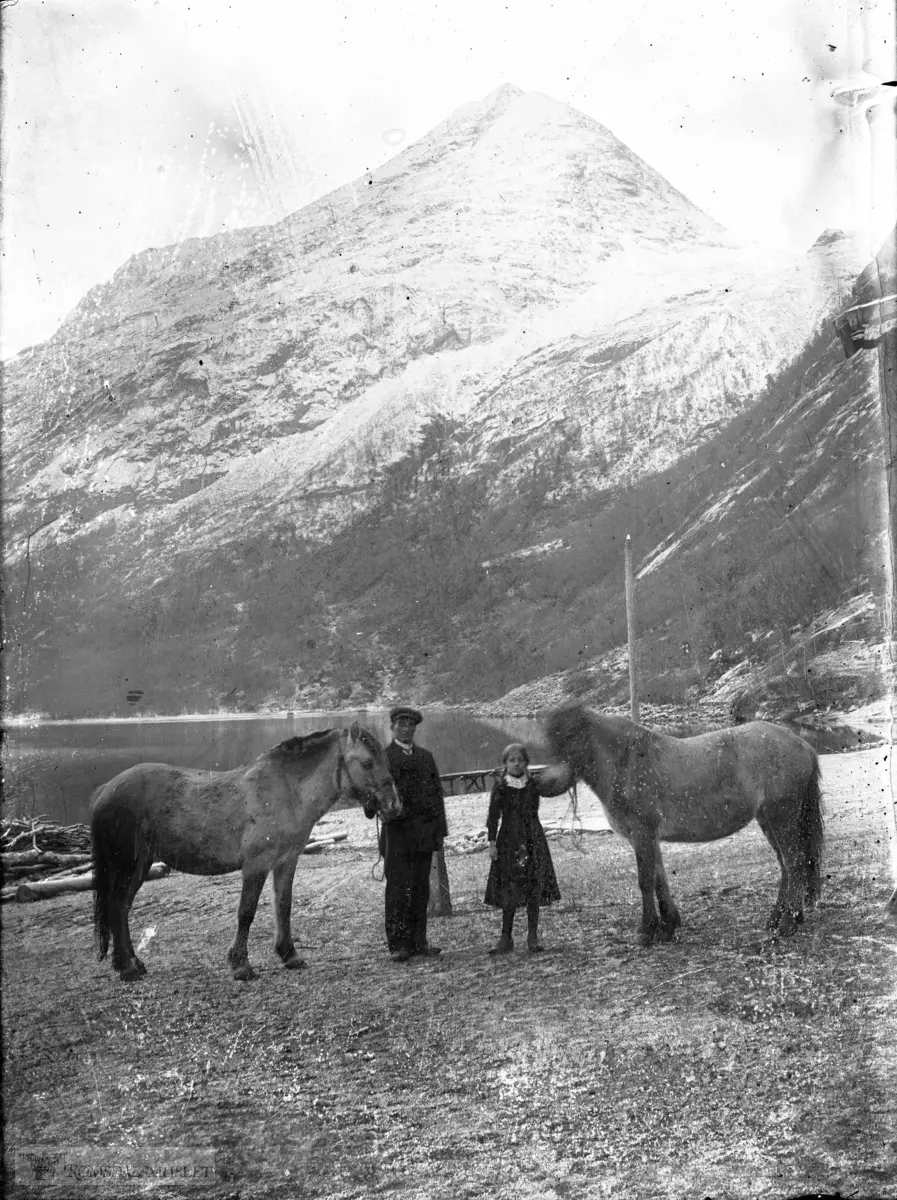 Peder Hånde (Pe Osa) og datra Ingeborg med to hester. Osen, Eikesdalsvatnet, Meringdalen og Nonstinden. .Se videre bilde nr 005.