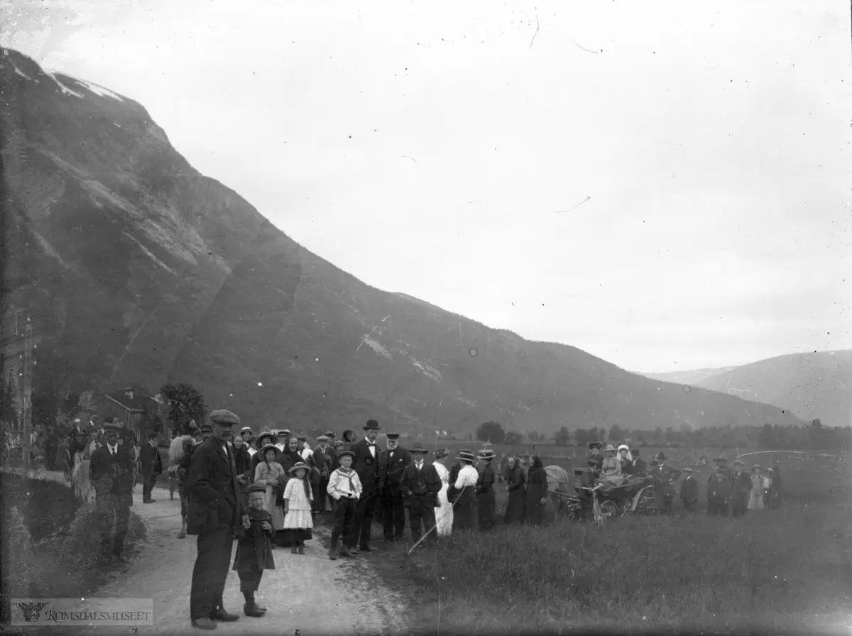 Bryllupsfølge ved Sira Kyrkje. .Bryllupet til Elise og Paul Meringdal i 1917. .Kristian Vike med sønnen Karl (1909-1929) i framgrunnen..se også 008, 047, 121, 123 og 135.