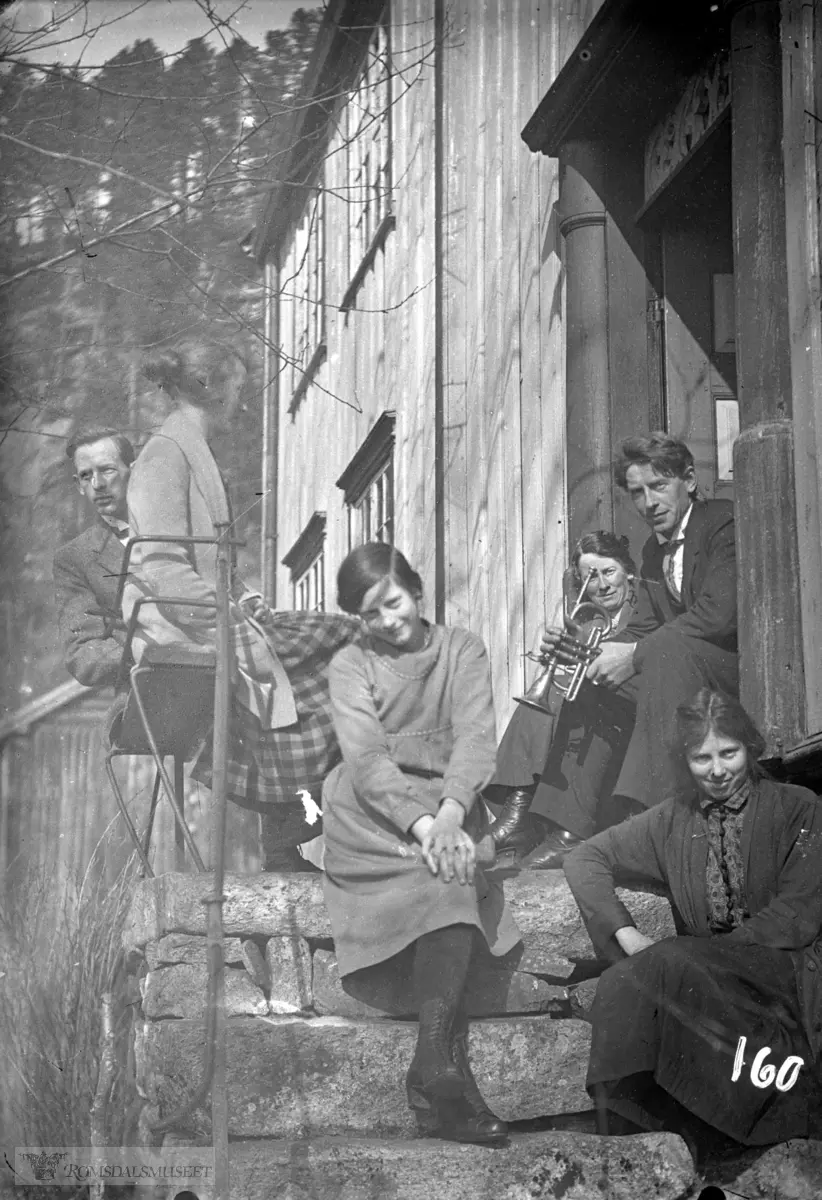 I Klokkargarden, Bergsvika. Musikkstund på trappa.