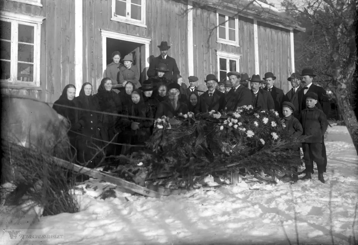 En bondebegravelse 1922. .Begravelsen til Andreas Johannesen Dvergsnes f.14.07.1831 d.1922 som var onkelen til Iver Trondsen Lillebostad som senere overtok gården..Barna hadde flyttet til Østlandet, og kunne ikke møte, bare noen innbudte var til stede..Etterkommerne slo seg ned på Østlandet og tok navnet Bostad..(Se "Bygdebok for Vågane" s. 156-157)