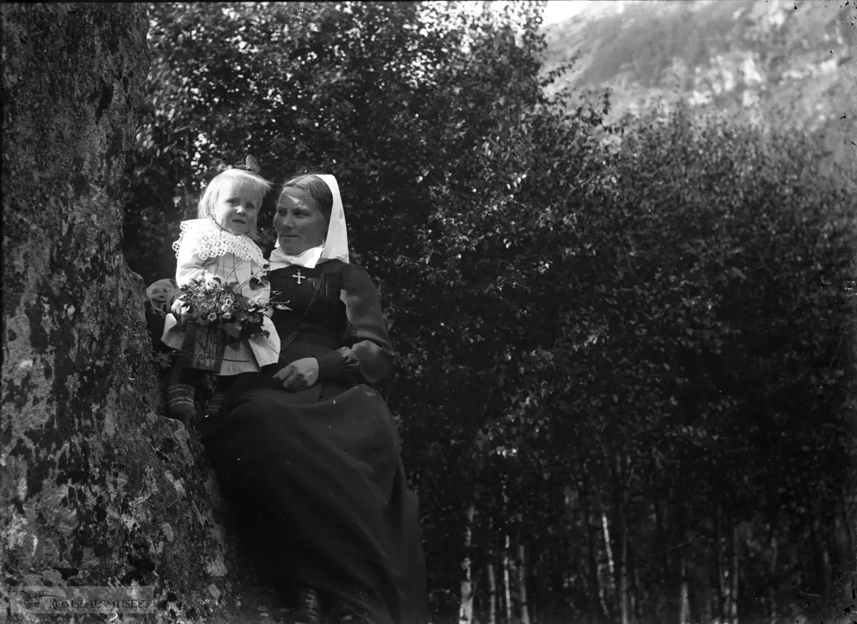 Guri f.Sæterbø, diakonesse i Tromsø og søster av Edvard Sæterbø f.1876 d.1957..(Edvard var i Amerika fra april 1896 til desember 1910)