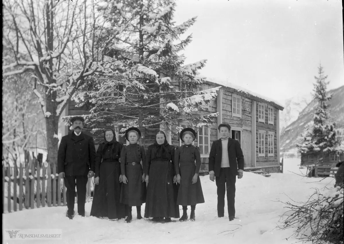 Pauline Sæterbø f.1897 ble gift med Even Lislien.Anna Sæterbø f.1899 ble gift med Magnus Sletta..Ole Sæterbø f.1895 som ble gift med Magnus søster Thea M. Sletta f.1894.(Edvard var i Amerika fra april 1896 til desember 1910)