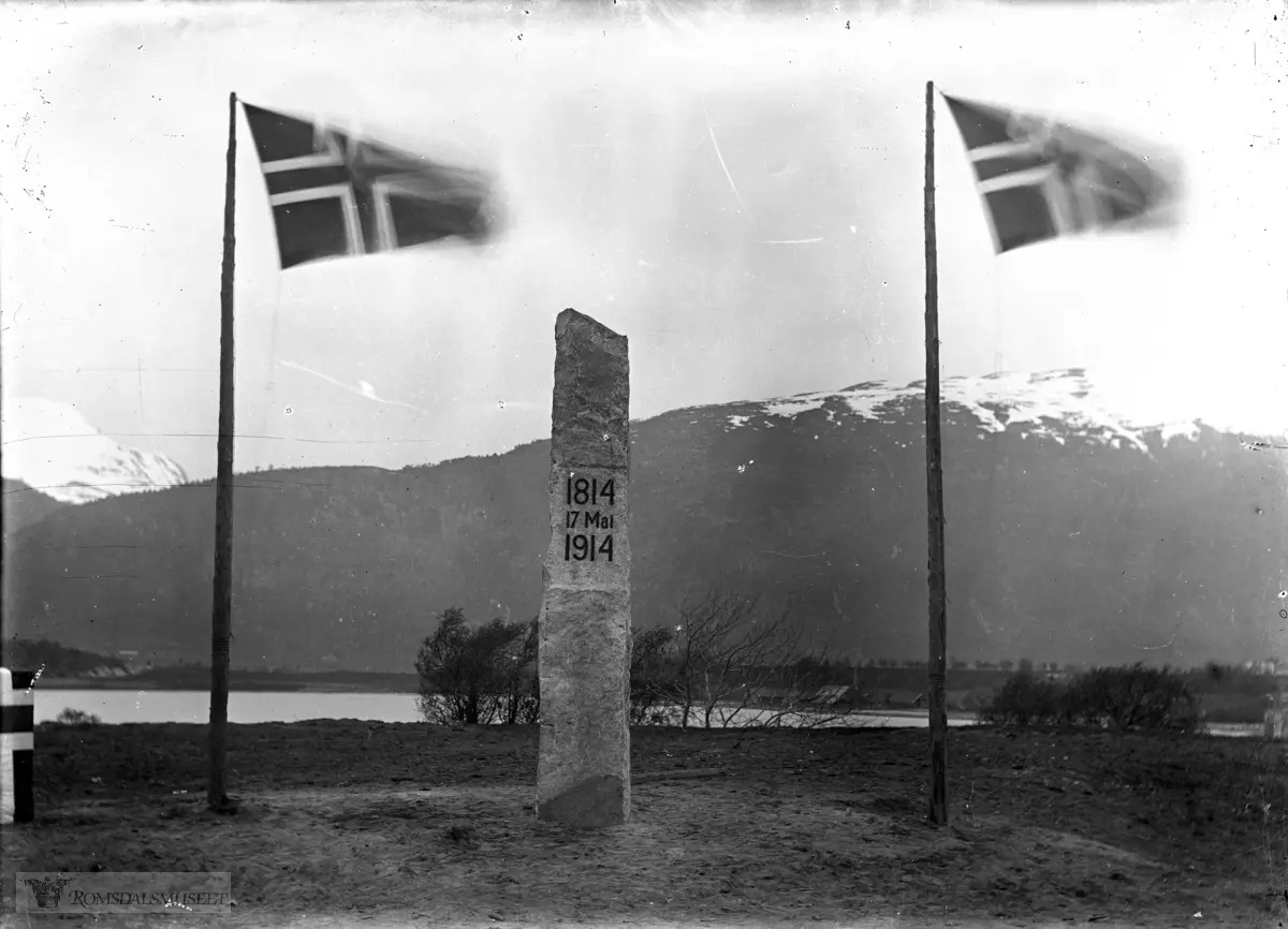 Under avdukingen av bautasteinen på Setnes. .(Edvard var i Amerika fra april 1896 til desember 1910)