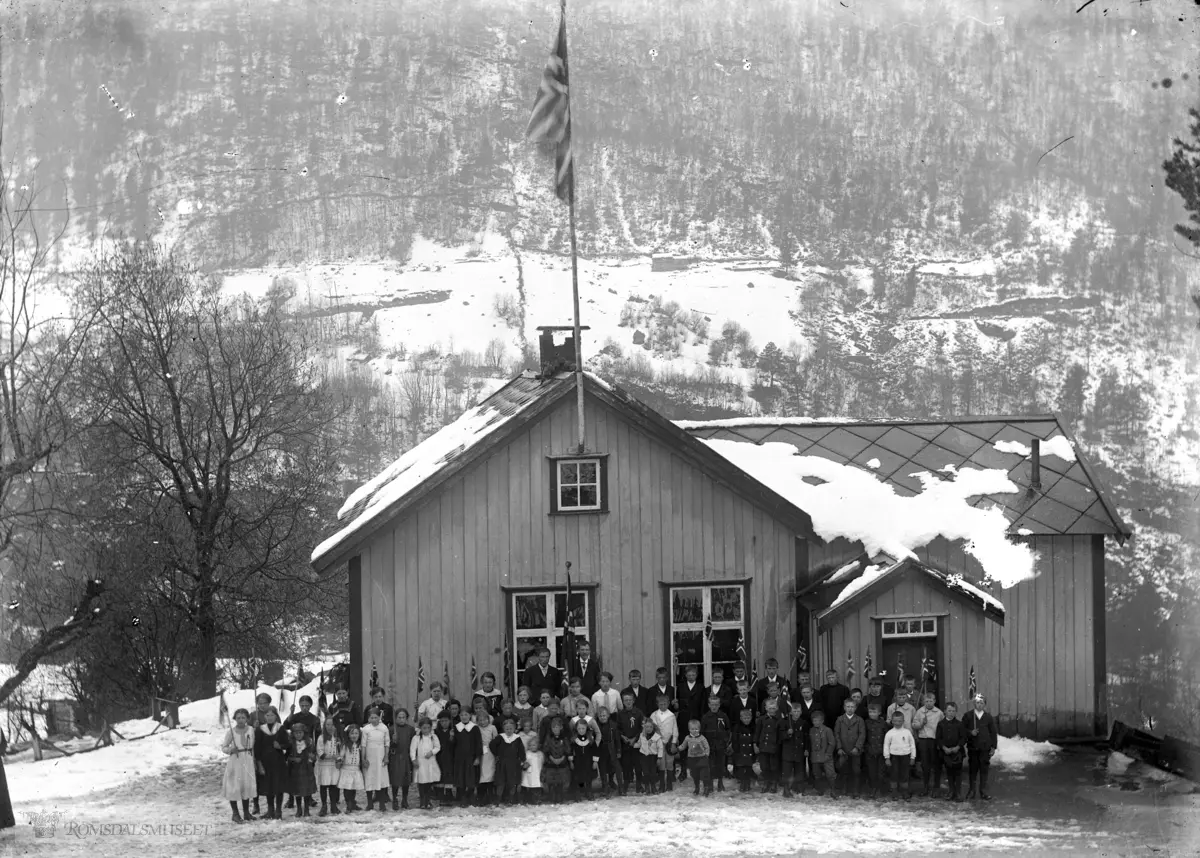 Stokke skole med barn, muligens 17.Mai.(Edvard var i Amerika fra april 1896 til desember 1910)