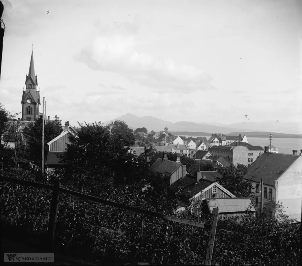 Molde i panorama sett fra Vest, Festiviteten og sparebanken foran..Myrabakken, (Ole) Lillevikhuset til venstre ?..Til venstre/foran kirka: Johannes Larsens hus, i forgr.tilhøyre: Gjenstads hus og uthus, til høyre: Witsøes hus. .Superb og Solemdals møbelbabrikk i bakgrunnen..(Opplysningene er notert på bildeutskrifta).(Se Molde bys historie bind 3 side 24)