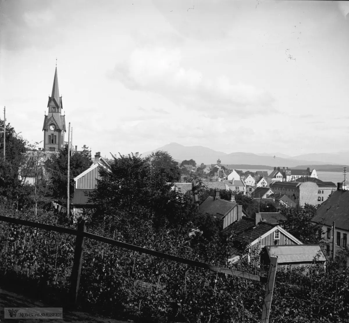 Molde i panorama sett fra Vest, Festiviteten og sparebanken foran..Myrabakken, (Ole) Lillevikhuset til venstre ?..Til venstre/foran kirka: Johannes Larsens hus, i forgr.tilhøyre: Gjenstads hus og uthus, til høyre: Witsøes hus. .Superb og Solemdals møbelbabrikk i bakgrunnen..(Opplysningene er notert på bildeutskrifta).(Se Molde bys historie bind 3 side 24)