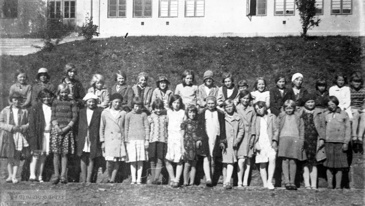 Foran Molde Gymnas..Klassebilde (avfotografering).Klassebilde ca.1932-1933. Bildet er tatt av lærer Sæbø.