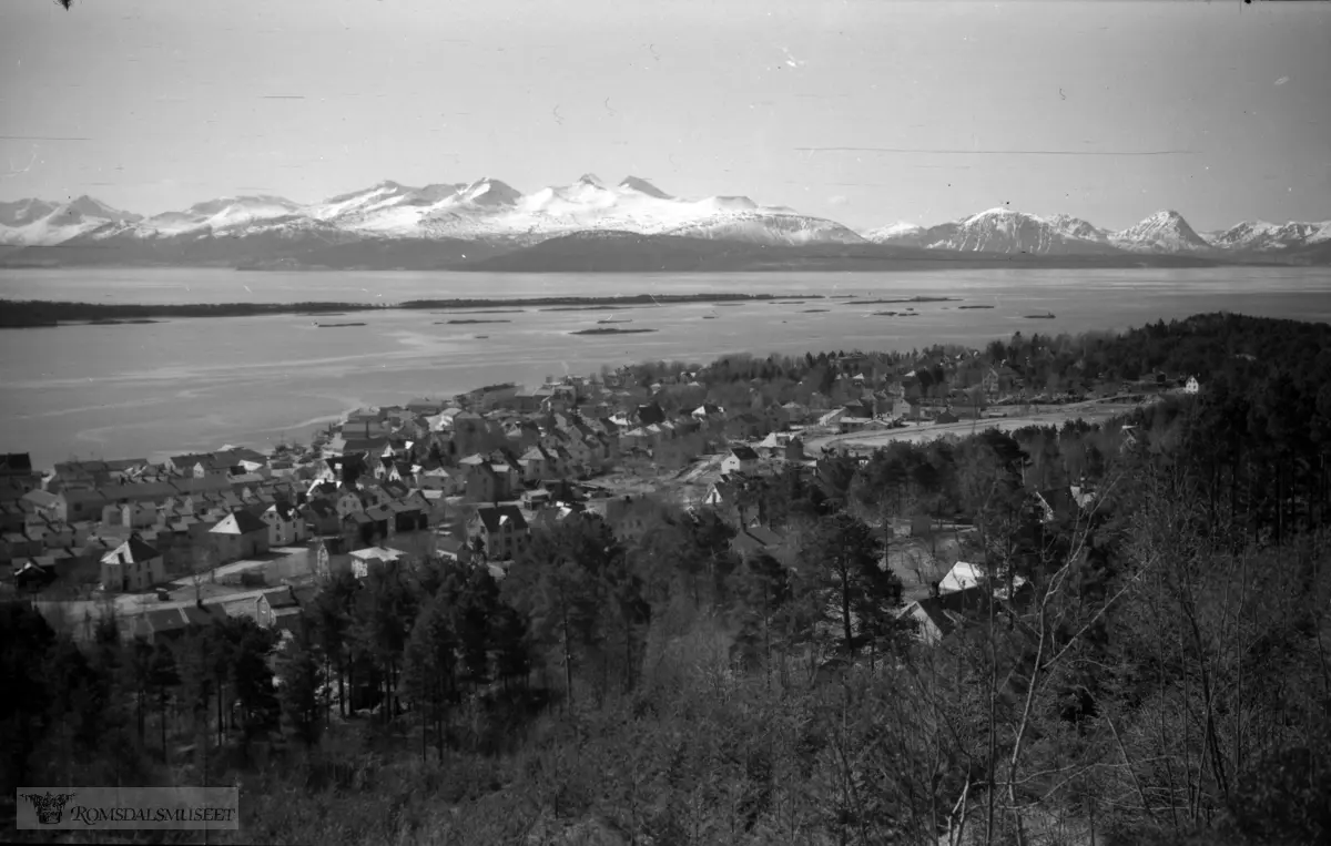 Molde by sett fra nord..(Bilde tatt mellom 18.03.1951 og 08.07.1951)