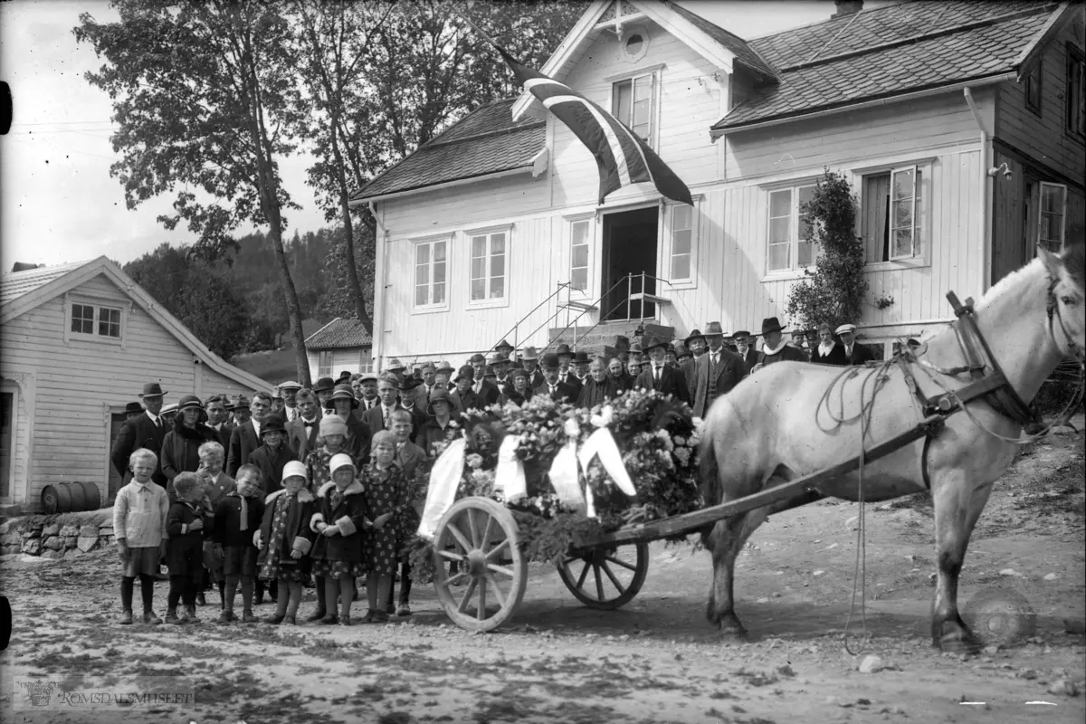 Begravelse på Kleive., Fra Karl Johan Aarseth (senior), f. 02.06.1861 d.22.05.1931 sin begravelse..Aarseths hus i bakgrunnen, til venstre gamle butikken på Kleive. .Merk granbaret på veien. Granbar på vegen var visst i bruk til i alle fall ca 1950.