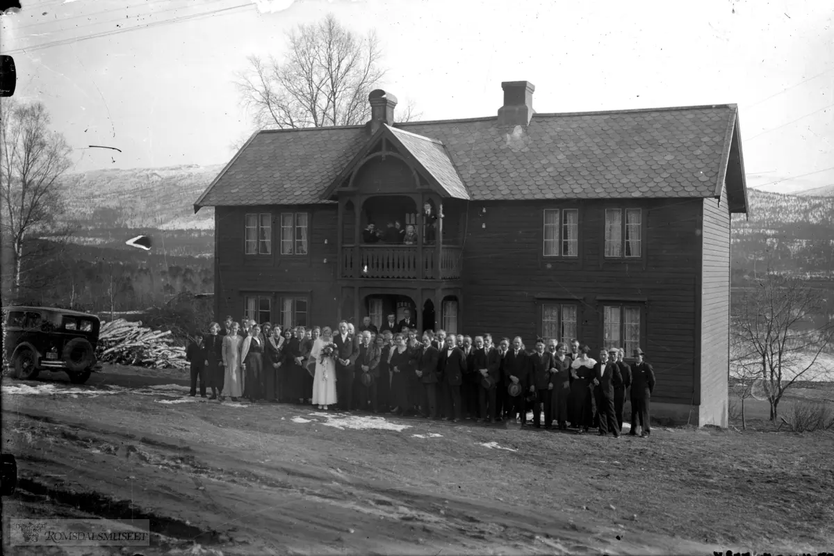 Bryllupet til Astrid og Peder Stokke på Kleivesjøen. .Bil med reg nr T-2312 eier fra 1932 til 1948 Opdøl Asyl, Hjelset. P. Nash. Eier i dag Ola Sigmund Kvernberg.