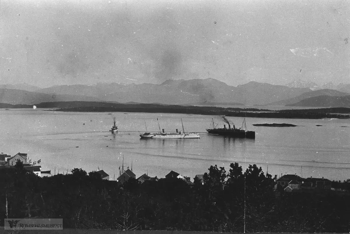 Molde sett fra nord, Molde med båter på fjorden..Båtene f.v er følgeskipet Hamburg, SMY Hohenzollern II, Augusta Victoria.