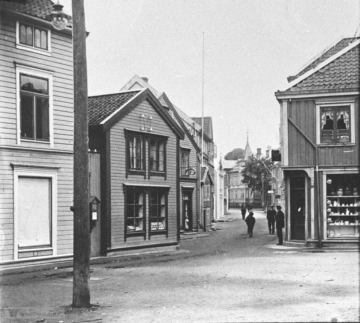 Storgata sett vestover, f.v S.Pettersson, baker Ranvik, Sakfører N.Leth sin "Lethgården" med tårn øverst i gata. På høyre side Breckegården, Kaffistova (Bondeheimen)..Vi ser også blikkenslager Jakobsen, Kosbergs slakterforretning.