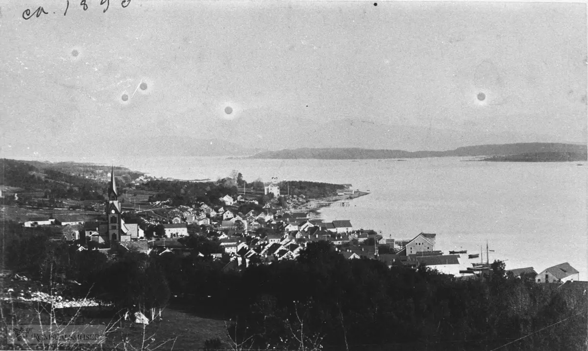 Molde by sett fra vest., Molde sett fra vest med kirken og Grand Hotel.