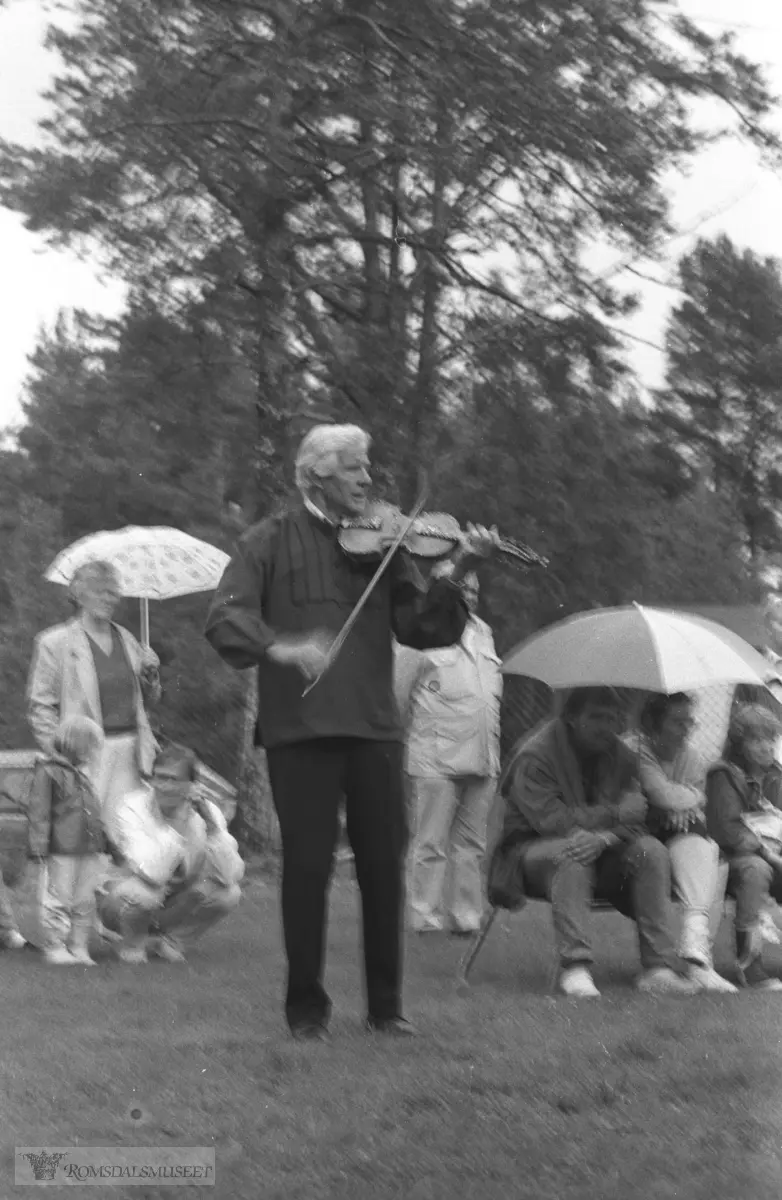 leikarring på Hammervolltunet på Romsdalsmuseet..Olsok på Romsdalmuseet i 1989..Aktører Grytten bondekvinnelag.