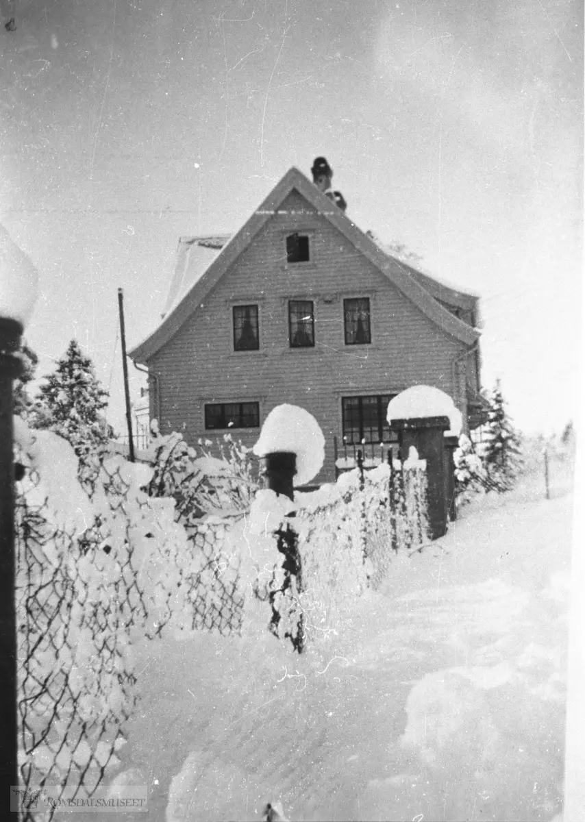 Bygd for kjøpmann Ole Gjendem 1927..(Huset er tegnet av Trygve Solemdal).(Se Romsdalsmuseets årbok 1992)