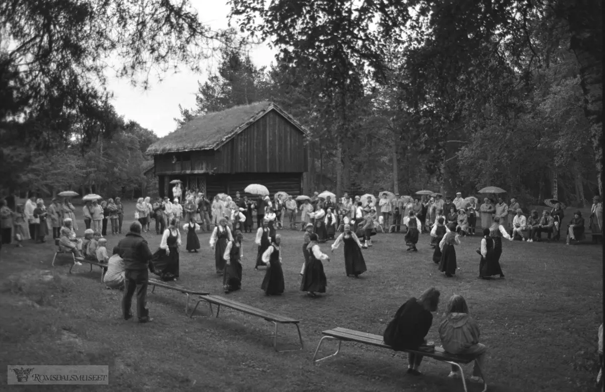 leikarringen ved Romsdalsmuseet. Eide stabburet i bakgrunnen.