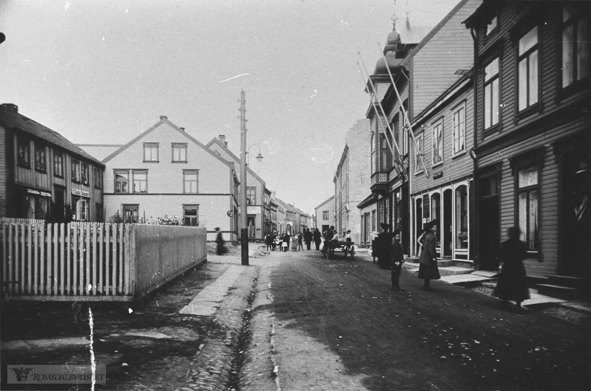 Storgata sett østover., Ludvig Sættem`s butikk til venstre..Molde privatbank holdt til i huset til venstre mellom 1916 og 1934..Skredder Sagen til venstre for banken..På høyre side N.P Dahl og Sparebanken.