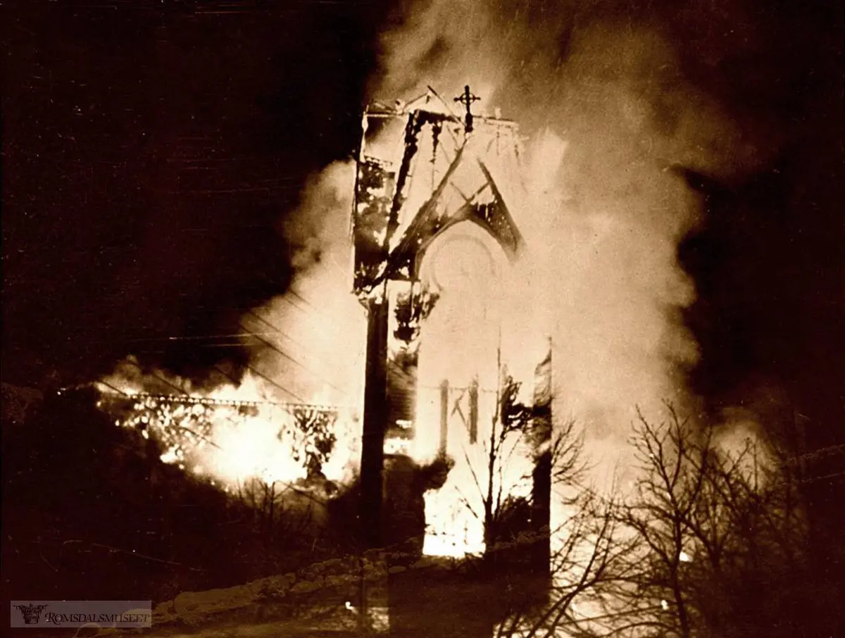 Molde kirke i brann.