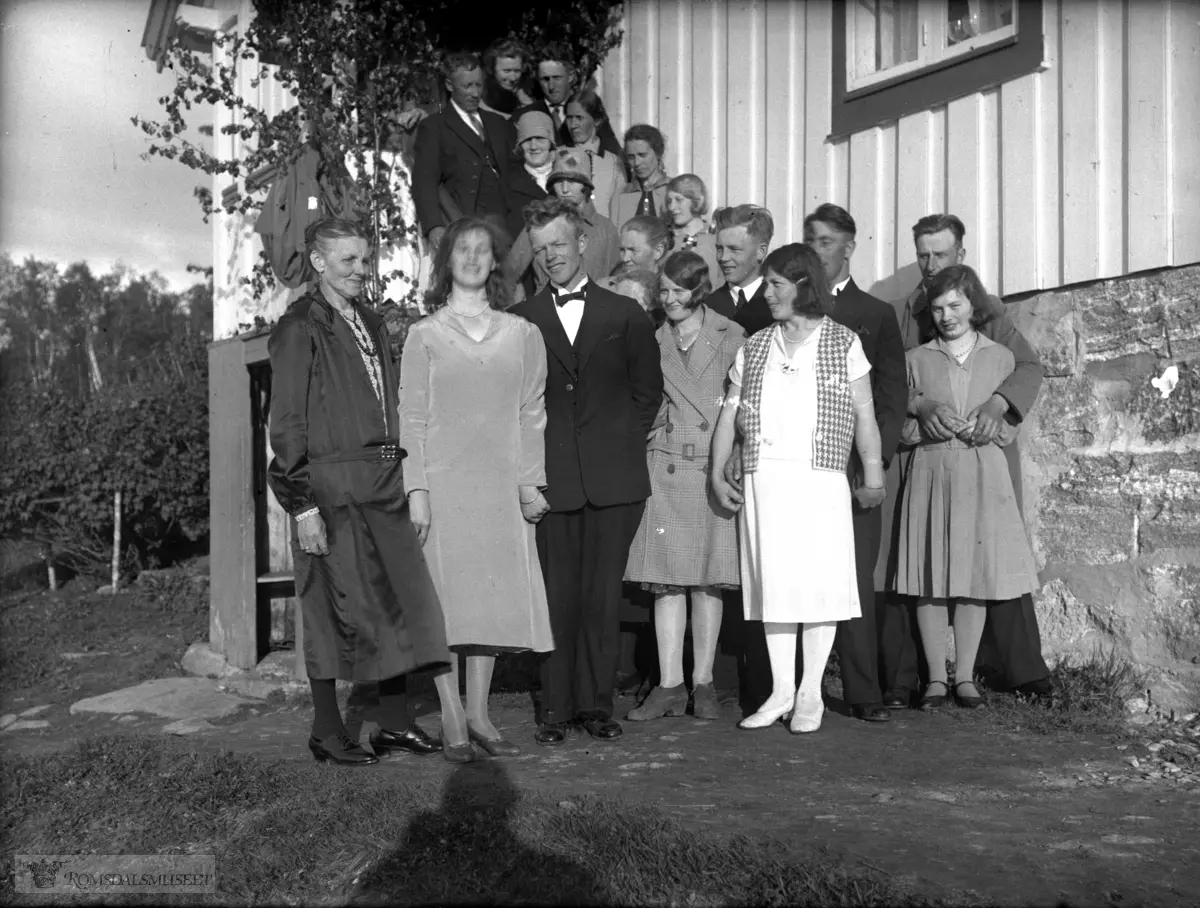 Øverbøen, Nakken, Fra dobbeltbryllupet på Øverbøen..Familien til søstrene Olga og Helga på Øverbøen:.Foreldre:.Tobias Nakken f.1870 d.1957 - gift 1904 med.Hansine Larsdtr. Istad f.1872 d.1950..Tobias og Hansine fikk 5 barn:.     .Olga, f.1905, gift 1931 med Alfred Bolsø.Lars, f.1907 .Ingeborg f. 1909 d.1941, gift med Lars Ulleland f.1902 d.1984.Helga Nakken f.17.11.1911 d.27.02.1995 - gift 1931 med Erik Nakken f.18.06.1903 d.25.11.1986 (Øvernakken).Tordis, f.1914, gift Dahle..Familien til Erik Nakken på Øvernakken:.Foreldre:.Peder Eriksen Nakken (Nakken, Øvre) f.1869 d.1934 - gift med Sissel Bottolvsen Talset (Ytre Talset) f.1864 d.1842..De fikk 4 barn:.Ingeborg f.1899.Marit f.1901 .Erik Nakken f.18.06.1903 d.25.11.1986 – gift 1931 med Helga Nakken (Øverbøen).Bastian f.1906 - gift med Paula Toft, Molde f.1918.