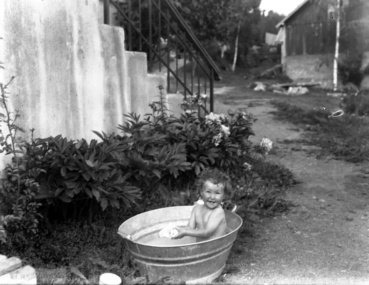 På garden til Anders Mork. .(datter til fotografen)