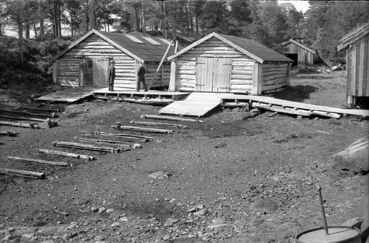 f.v Fiskerangen, Naustet, Bjørneremstua. .Båthallen i bakgrunnen.