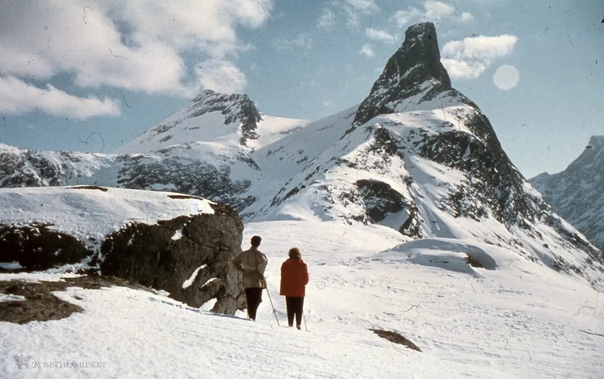 Svartvatnet, Kvanndalstind...Kvanndalstinden (1 744 moh.) er et fjell i Rauma kommune i Møre og Romsdal, og er det 603. høyeste fjellet i landet av fjellene med primærfaktor på minst 50 meter.