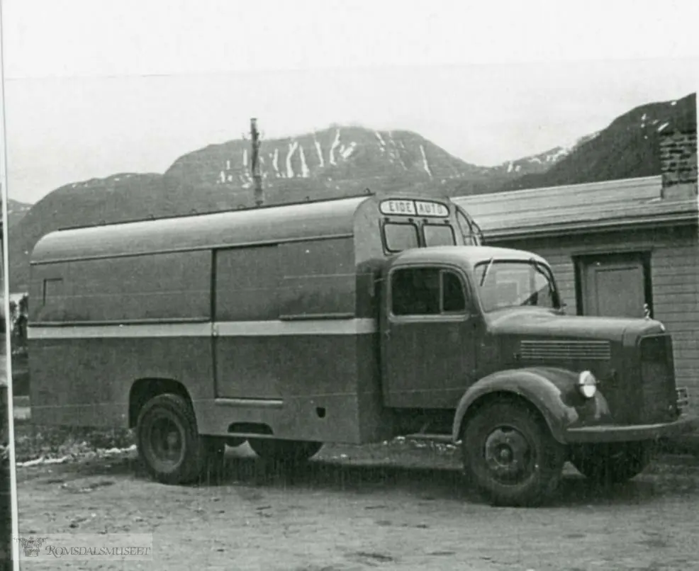 Eide Auto A/S.Denne lastebilen var lakkert blå med hvit stripe på midten. Det er en Mercedes-Benz 1952-modell som var registrert T-6714. Den var i trafikk til 1960. Eide Auto hadde godsruter Eide-Kristiansund og Eide-Molde..(fra Oddbjørn Skjørsæter sine samlinger i Romsdalsarkivet)