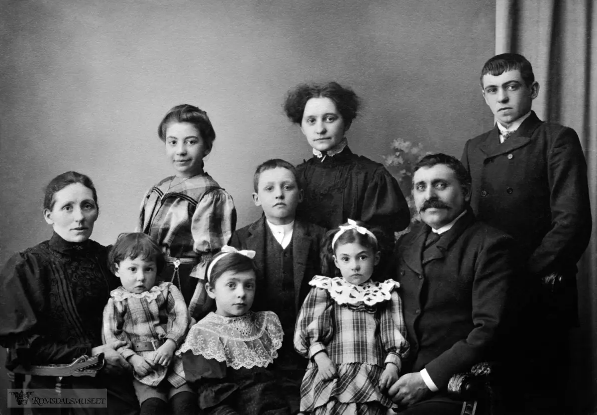 Familien Berntsen hos fotograf Sigvald Moa i Ålesund. .I 1910 er familien bosatt i Kirkegate 14 i Ålesund..(Se Romsdal Sogelag 2011)..http://digitalarkivet.arkivverket.no/ft/person/pf01036746005928