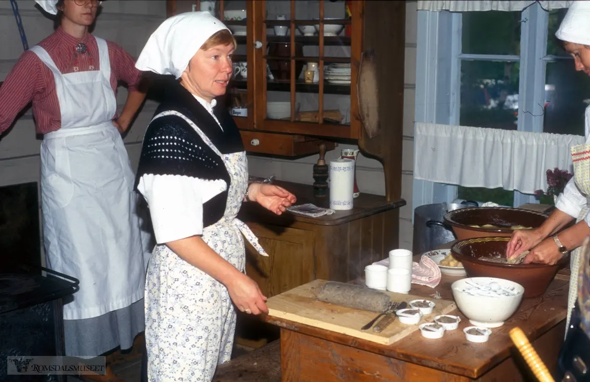 Olsok på Romsdalsmuseet i 1996. Olsok på Romsdalsmuseet i 1996. .Aktører fra Vistdal bondekvinnelag.