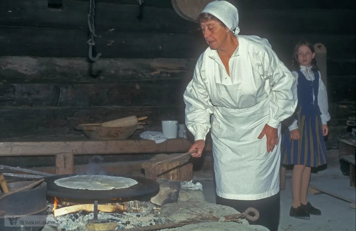 Olsok på Romsdalsmuseet i 1996. .Aktører fra Vistdal bondekvinnelag.