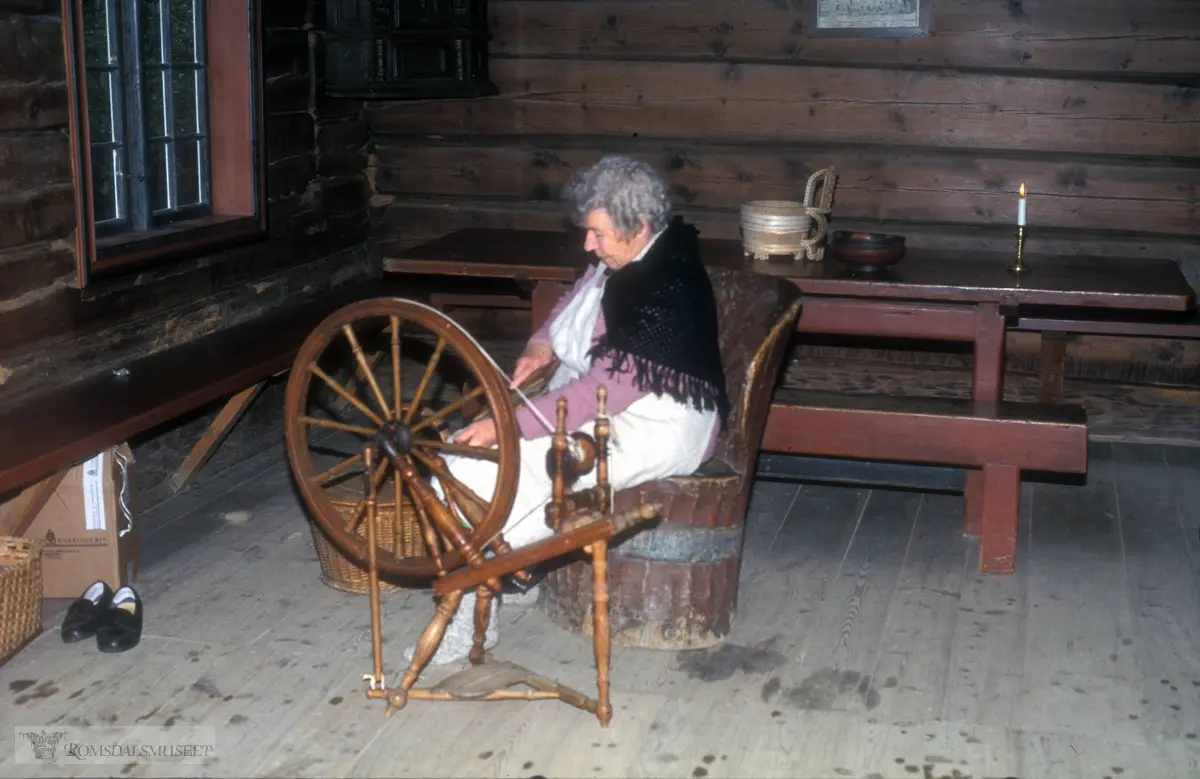 Olsok på Romsdalsmuseet i 1996. .Ytterhaugrokk i Eidestua. .Aktører fra Vistdal bondekvinnelag.