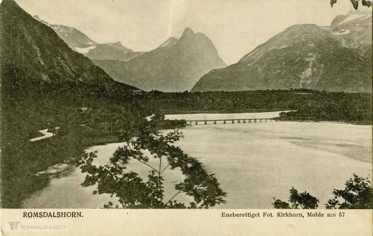 Romsalshorn i bakgrunnen.