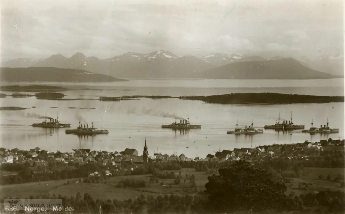 Molde by sett fra nord., Molde by sett fra nord..Flåtebesøk i Molde..Fartøyene på bildet er tyske slagskip. De med tre skorsteiner er av Braunschweig-klassen, bygget 1904-1906. Det fjerde var ferdig i 1905.