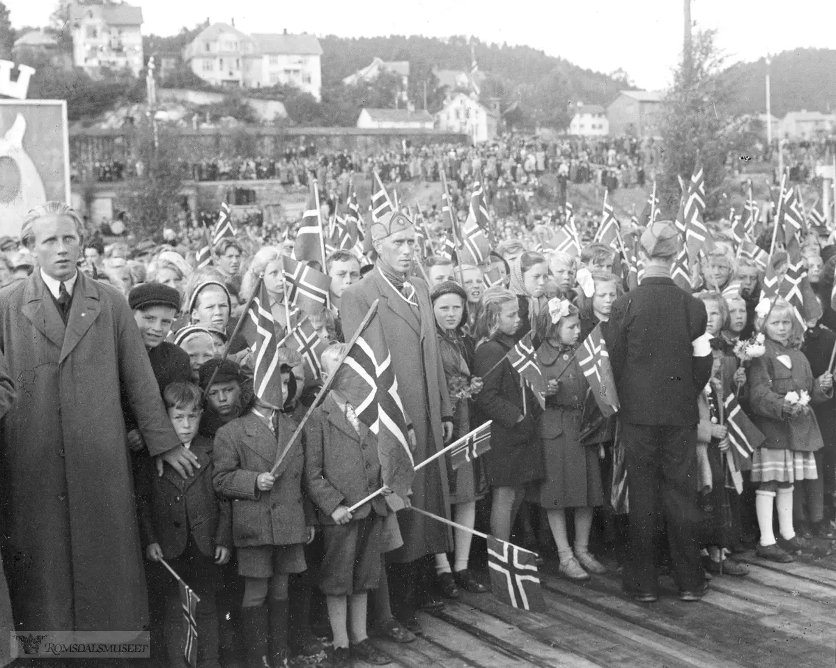 Trolig under kongebesøket august 1945..Kongebesøk i Molde 26.08.1945..(se Oddbjørn Harnes: Med Kongefamilien gjennom Romsdal, 1906-1982 side 88-97)