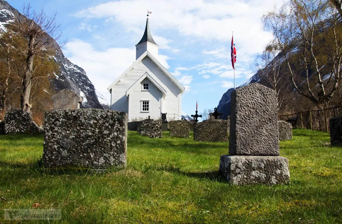 Eikesdal kapell er en langkirke fra 1866..Byggverket er i tømmer og har 100 plasser..