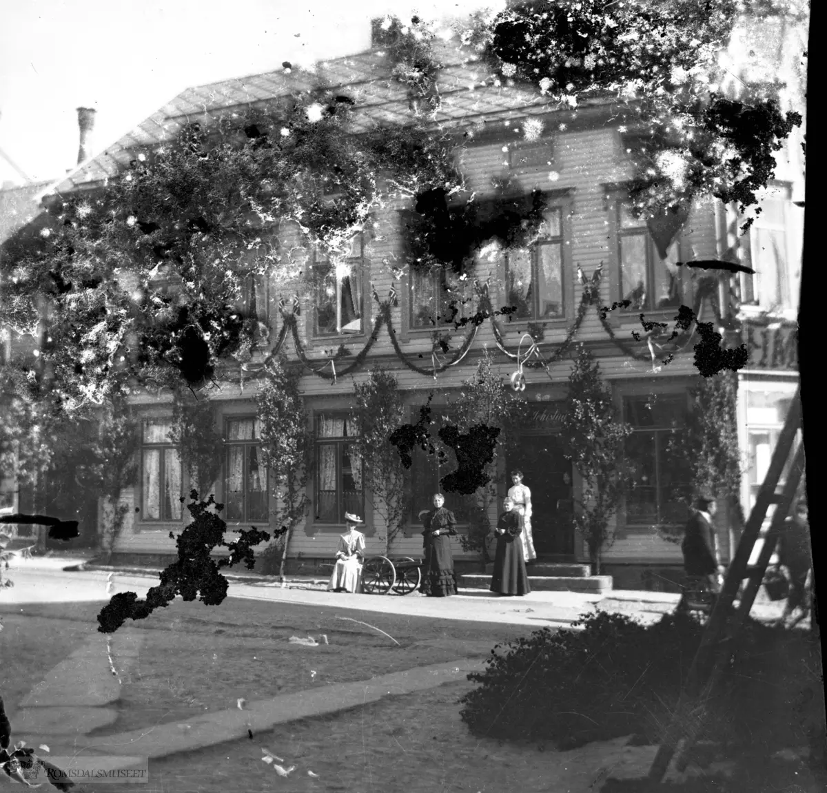 Schistadgården i Storgata..Trolig er huset pyntet til kroningsferden 1906.