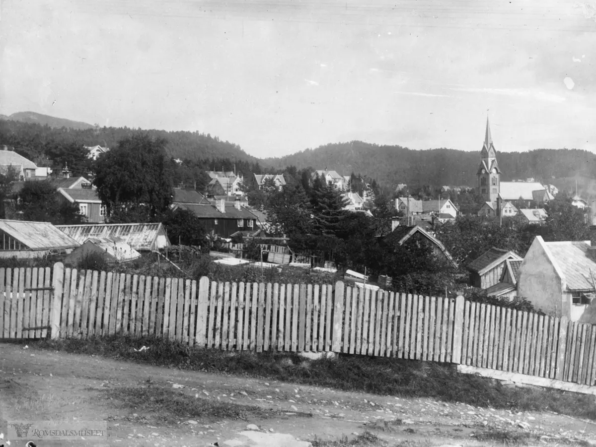 Molde by sett fra vest., Molde by med kirken sett fra vest..Molde sett fra Lethkloppen..Det store huset til venstre for kirken var fattighuset, senere gamlehjem". .(Eske B107)