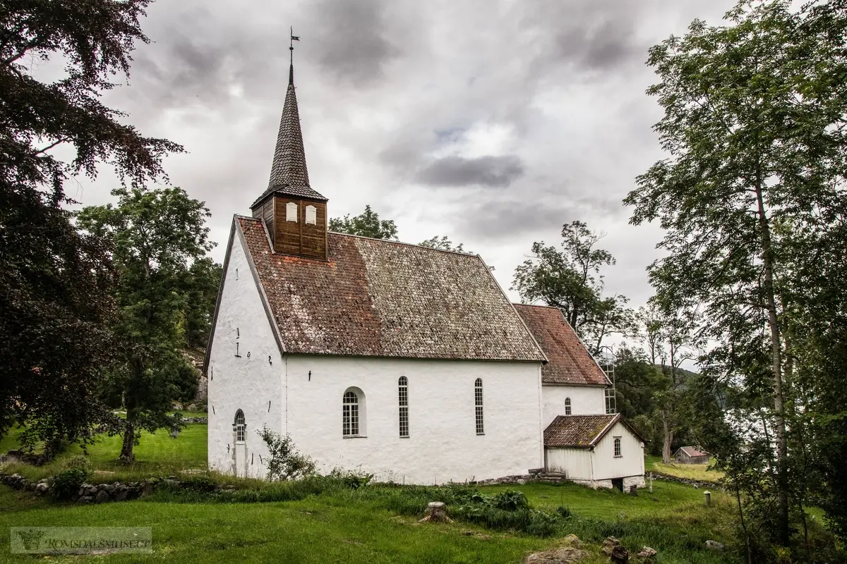 Veøy gamle kirke er en langkirke av stein på Veøya i Molde kommune. Kirken er en middelalderkirke, bygd rundt år 1200.