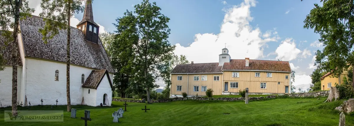 Veøy gamle kirke er en langkirke av stein på Veøya i Molde kommune. Kirken er en middelalderkirke, bygd rundt år 1200 og "Williamsborg".