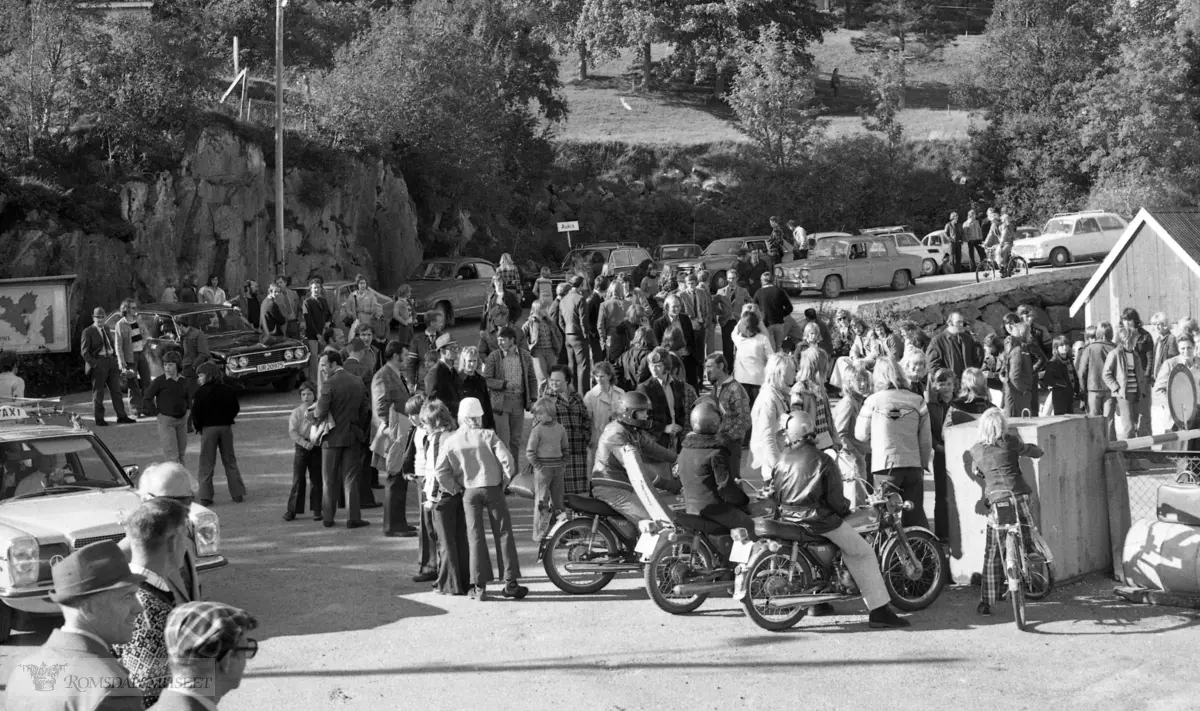 Kø ved fergeleie på Aukra med folk som skal til Molde får å se på fotballkampen mellom Molde-Viking i 1974..(Trykt i RB 27.09.1974)