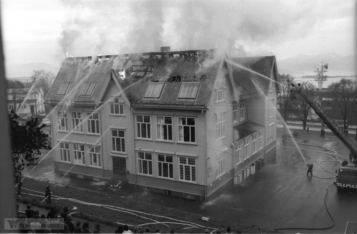 Molde folkeskole øvre vei 23 brenner 10.10.1977..(Bilder fra serien brukt i RB 21/10-1977)