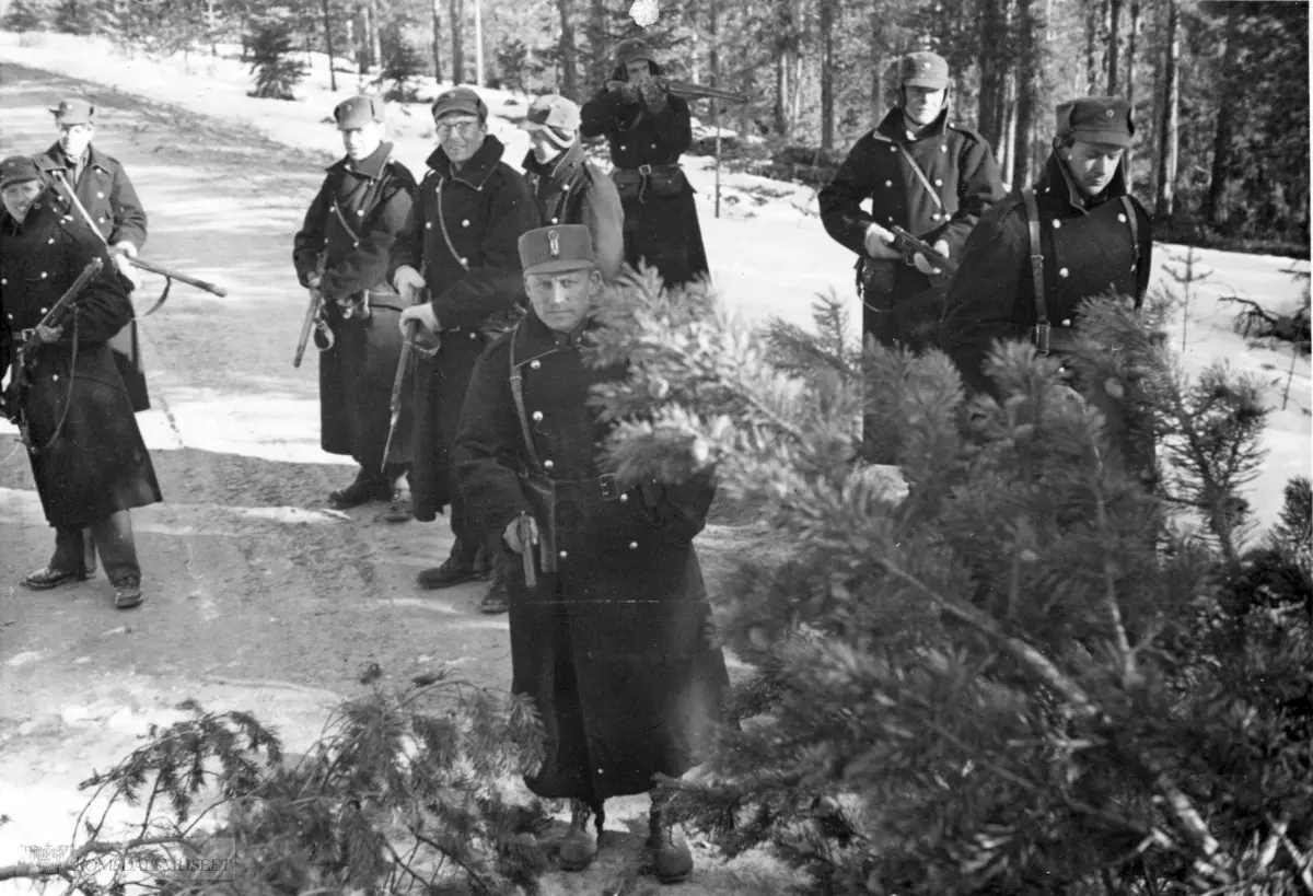 "Bak sperringene ved Koppang"