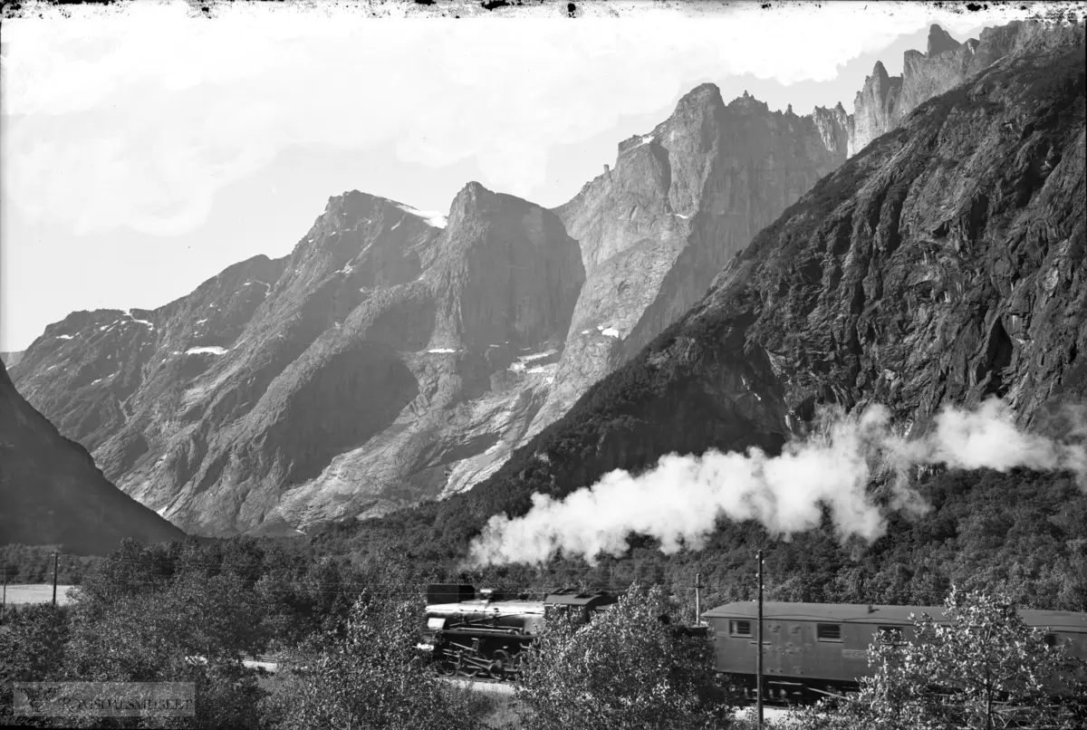 Trolltindene med tog på Raumabanen..Trollveggen med Bruraskaret og "Stabben".