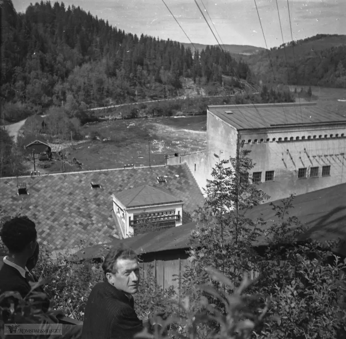 Utsikt fra Øvre Leirfoss. Kraftstasjonen til høyre. I bakgrunnen går veien langs Nidelva mellom Øvre og Nedre Leirfoss.