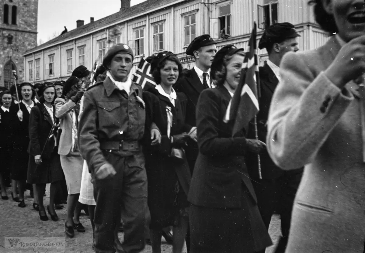 17 mai tog ?..Hornemannsgården og Vår Frue kirke i bakgrunnen..Utenfor byens politistasjon i Hornemannsgården. 17.maitoget går i Kongens gate. Hornemannsgården har adresse Kongens gate 7. I bakgrunnen, Vår Frue kirke.