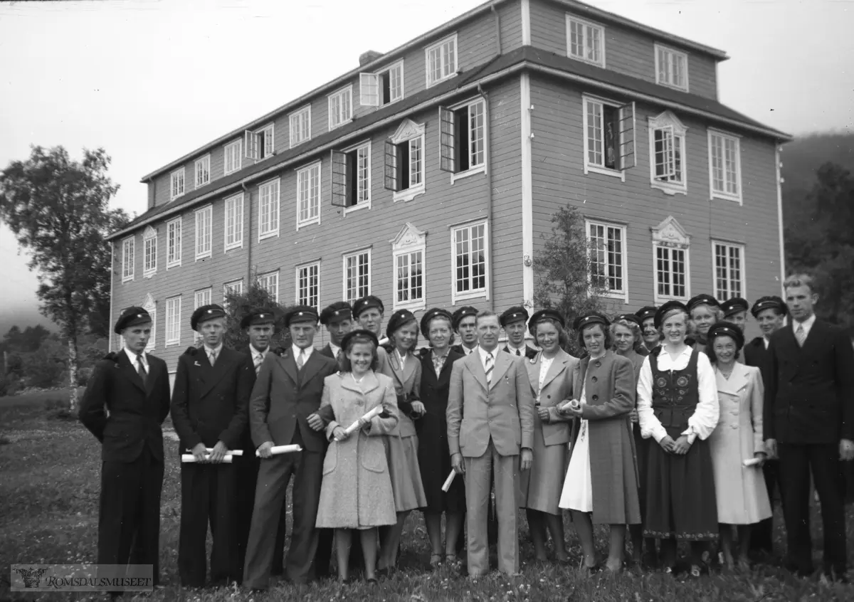 "Studentkullet 1941".."Trepekkarn"..Skolen ble etablert på Bjørset i 1915..(Se Romsdal Sogelag 1994)