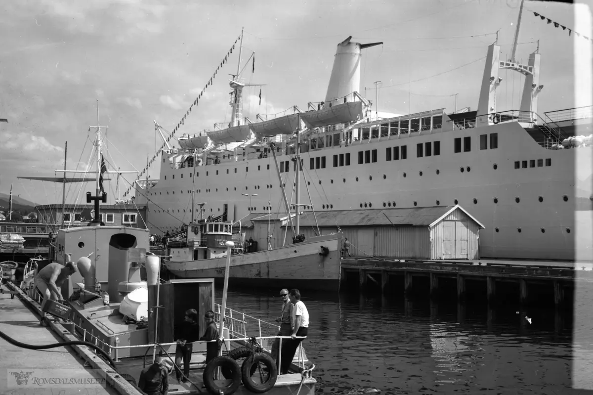 "juli 1970"..MS Renaissance was a 1966 built cruise liner. She was built by Chantiers de l’Atlantique for Compagnie Francaise de Navigation, a subsidiary of Paquet Cruises. She operated for various owners until she was sold to be beached and scrapped at Alang, India in 2010.