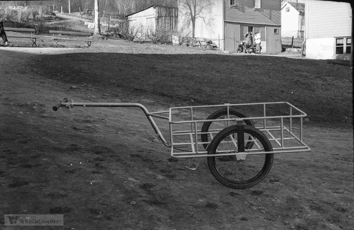 Utstilling av elevarbeid ved Møre og Romsdal Arbeidsskole på Bjørset muligens i 1954