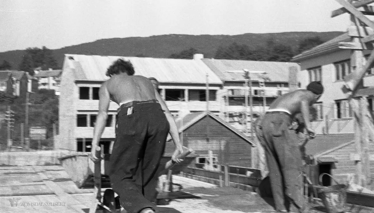 Oppmuring av bygning på vestsiden i Fjordgata. .Molde, fredag 22.08.1947.